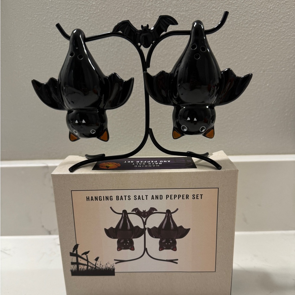 Cracker Barrel Hanging Bat Salt & Pepper Shakers Halloween